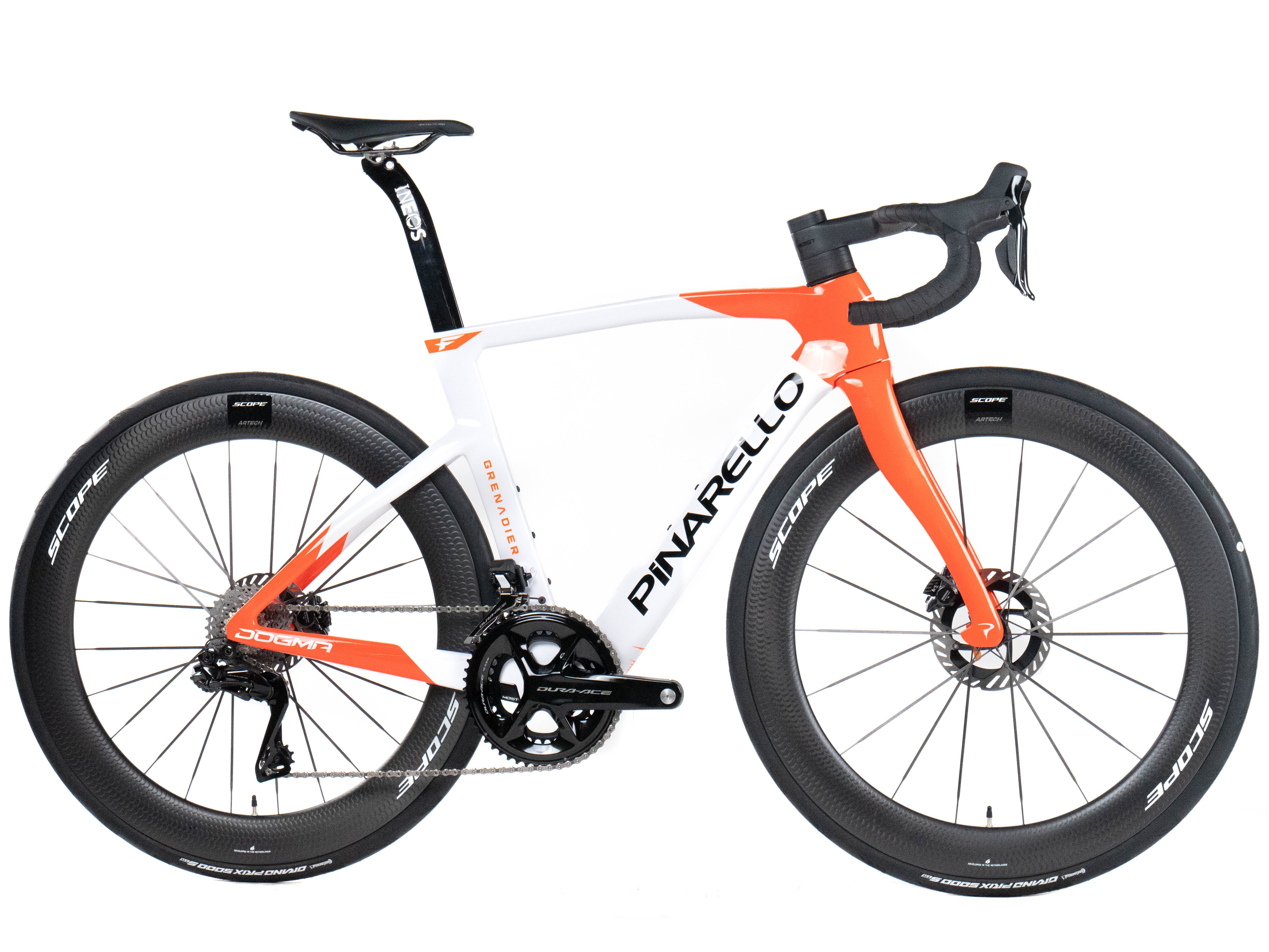 Showroom Pinarello New Dogma F 2026 Rennrad