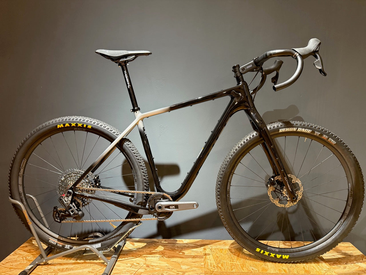 salsa cutthroat gravel bike Salsa Cutthroat 2026 - Sram Rival/GX AXS T-Type - Stan's Crest Damil | null